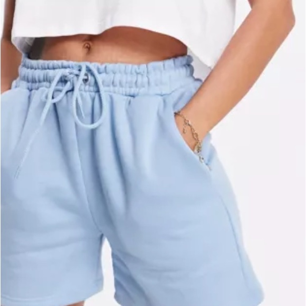 LOOPBACK SHORT WITH SIDE SPLIT
POWDER BLUE
1